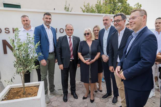 Imotski: Otkriven spomenik Mati Parlovu ispred stadiona Gospin Dolac