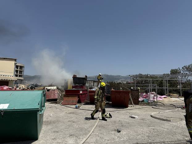 Split: Izbio požar na Stinicama, gorjelo smeće i vozilo