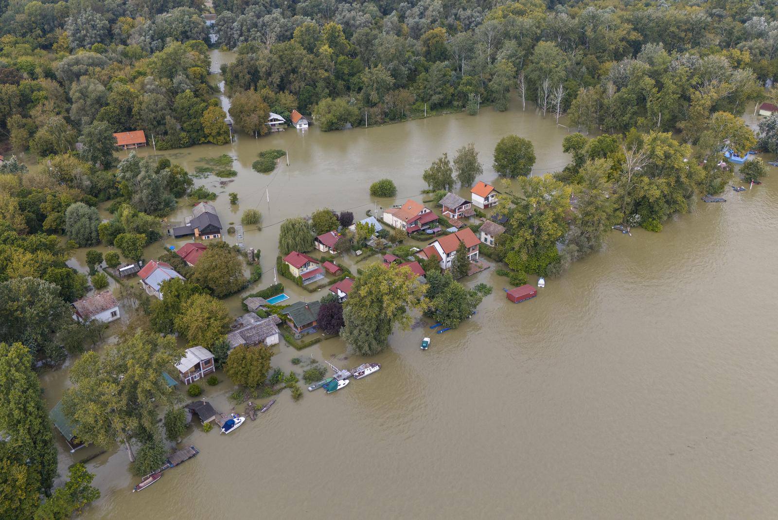 Pogled iz zraka na vikendaško naselje Zeleni otok koje je potpuno poplavljeno