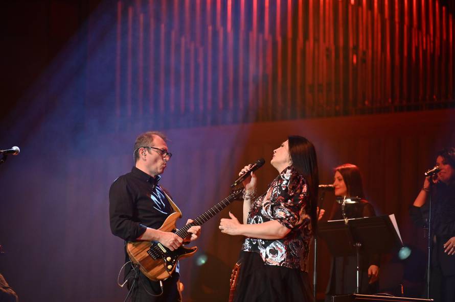 Kaliopi na koncertu u Lisinskom imala dva posebna gosta, a publika ju vraćala 2 puta na bis