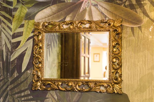 Luxury,Vintage,Mirror,With,Gold,Frame,On,The,Wall.,Isolated