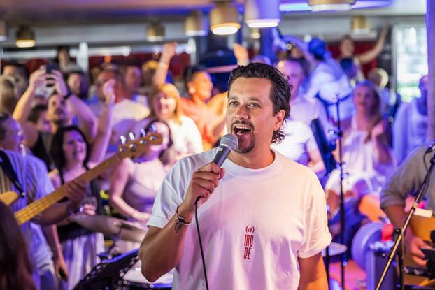 Split: Atmosfera na trajektu koji vozi na koncert Trag u beskraju