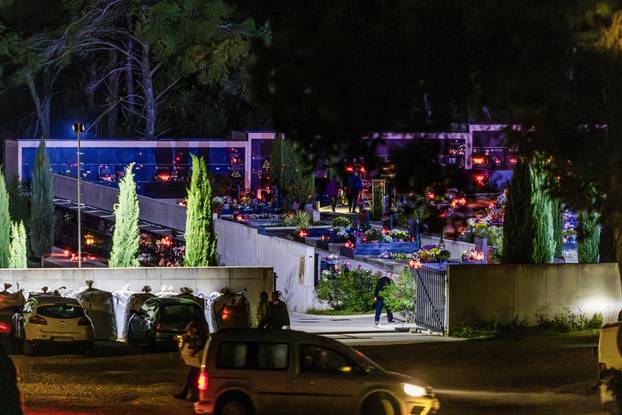 Pula: Obilazak grobova noću uoči blagdana Svih svetih