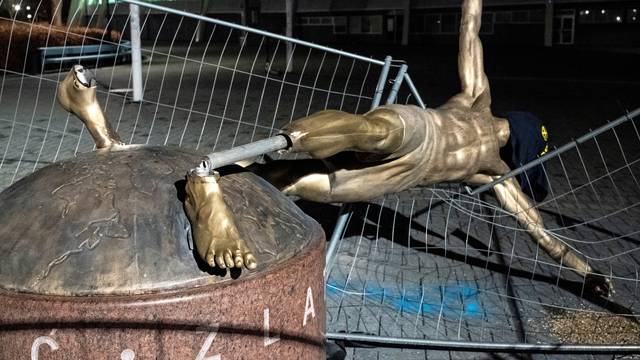 Srušili i devastirali Ibrin kip: Navijači mu nikad nisu oprostili