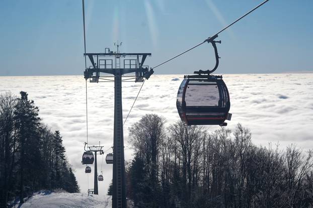 Zagreb: Pogled iz žičare na Sljeme prekriveno snijegom