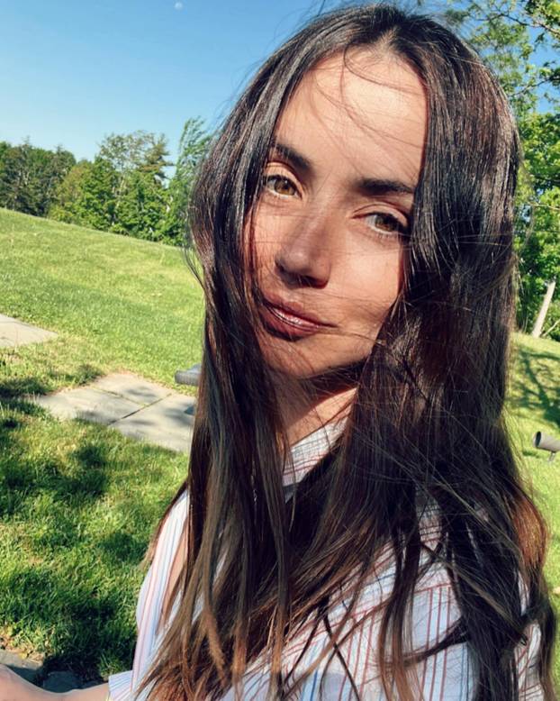 FOTO Zvijezda Hollywooda je zavirila u garažu Ferrarija. A mehaničari u njezin dekolte