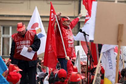 Na prosvjedu je oko 1500 ljudi: 'Posao i plaća, a ne burza!'