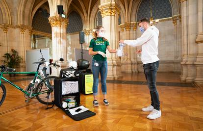 Testove dostavljaju biciklom na kućni prag, Austrijanci za djecu uvode i korona test lizalicama