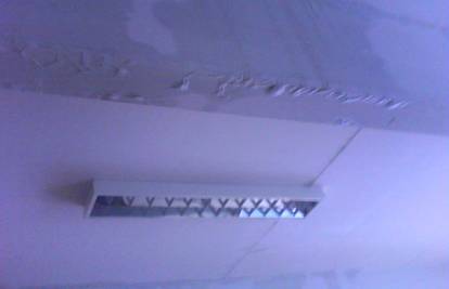 Nakon što im se urušio krov, školi u Sigetu propušta strop