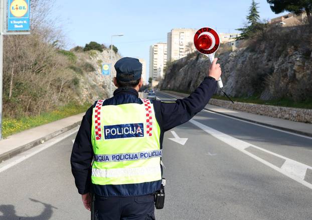Šibenik: Prometni policajci ženama dijelili ruže u povodu Dana žena
