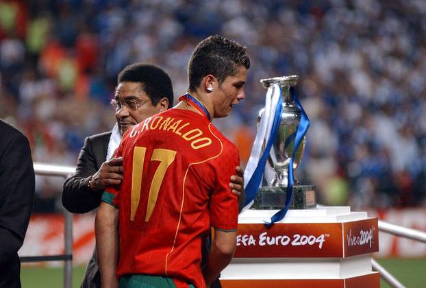 Fu&fllig;ball, EM Finale 2004 in Lissabon, Portugal - Griechenland 0:1 Cristiano Ronaldo (vorn) wird bei der Siegerehrung von