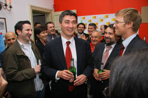 ARHIVA - 02.06.2007. Milanović slavi pobjedu na unutarstranačkim izborima