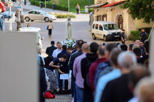 Zagreb: Molitelji na glavnom gradskom trgu