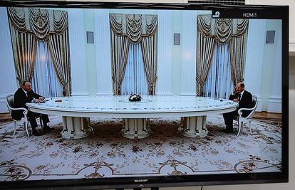 Razgovor Putina i Scholza počeo za poznatim 6 m dugim stolom