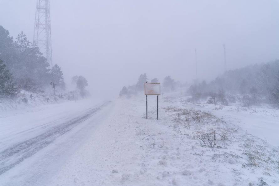 Vratnik: Bura i snijeg na cesti između Vratnik i Senja, cesta otvorena samo za osobna vozila