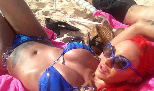 Dok se neki smrzavaju Jodie Marsh uživa na plaži u bikiniju