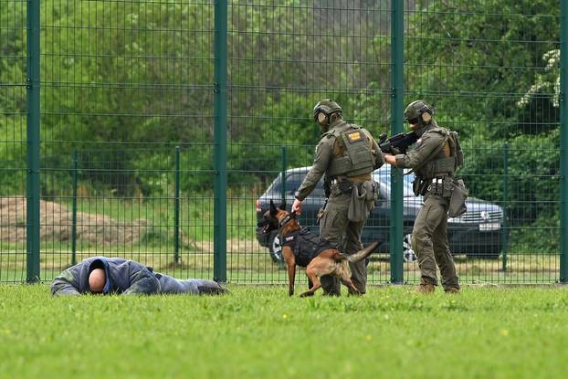 FOTO Pogledajte vježbe HV-a i policije u Okučanima: Borbe, eksplozija i skok padobranom!