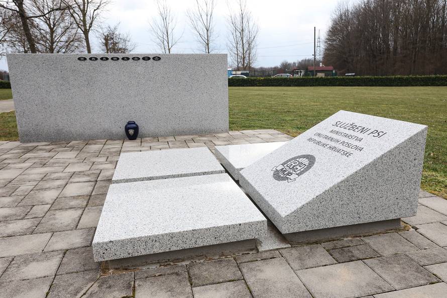 Zagreb: U grobno mjesto u Spomengaju u Dumovcu polozeni su posmrtni ostaci sluzbenih pasa MUP-a uginulih u protekle tri godine