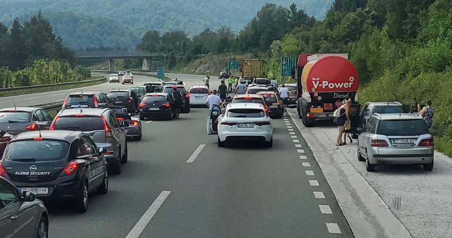 VIDEO Kod Učke jedan poginuo, Na A6 motorist ležao na cesti: 'Vozači su izašli i pomogli mu'