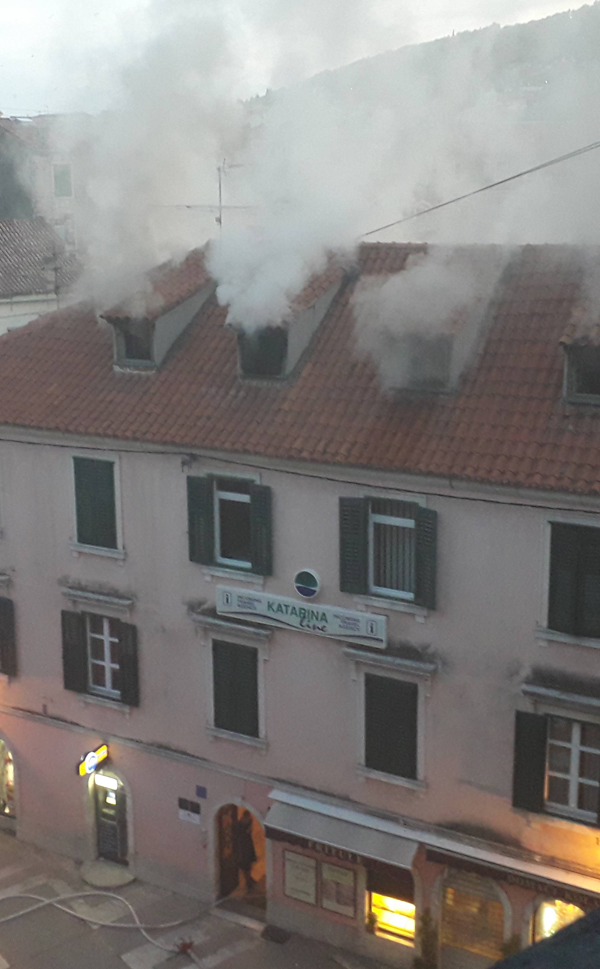 Gorjelo u Splitu: Zapalilo se potkrovlje kod Starog placa