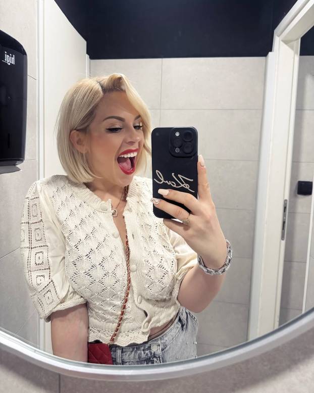 FOTO Lijepa Barbara  pjevala je u Okučanima na  30. obljetnici Bljeska: 'Ponosna Hrvatica!'