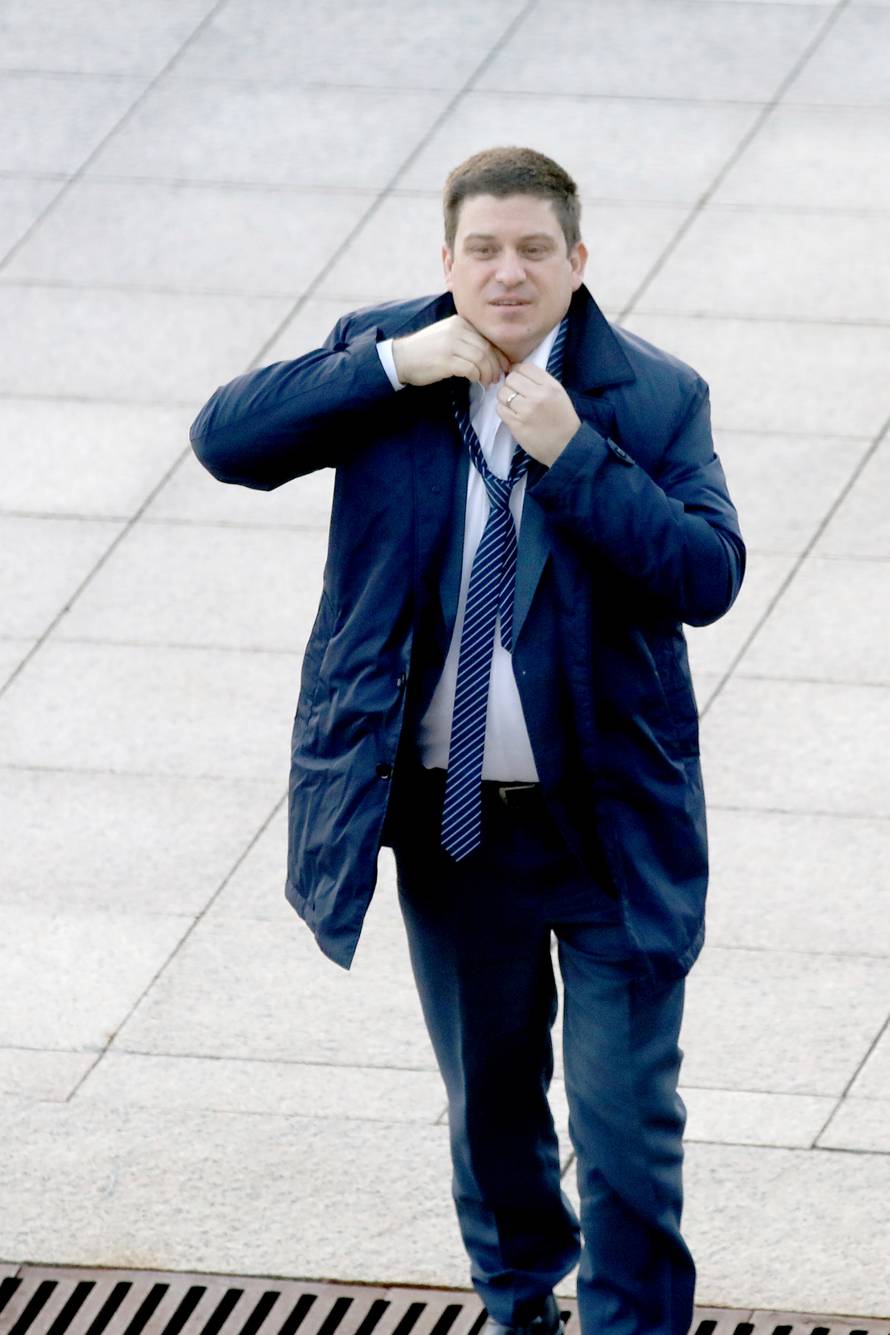 Zagreb: Ministar Butković veže kravatu u zadnji tren