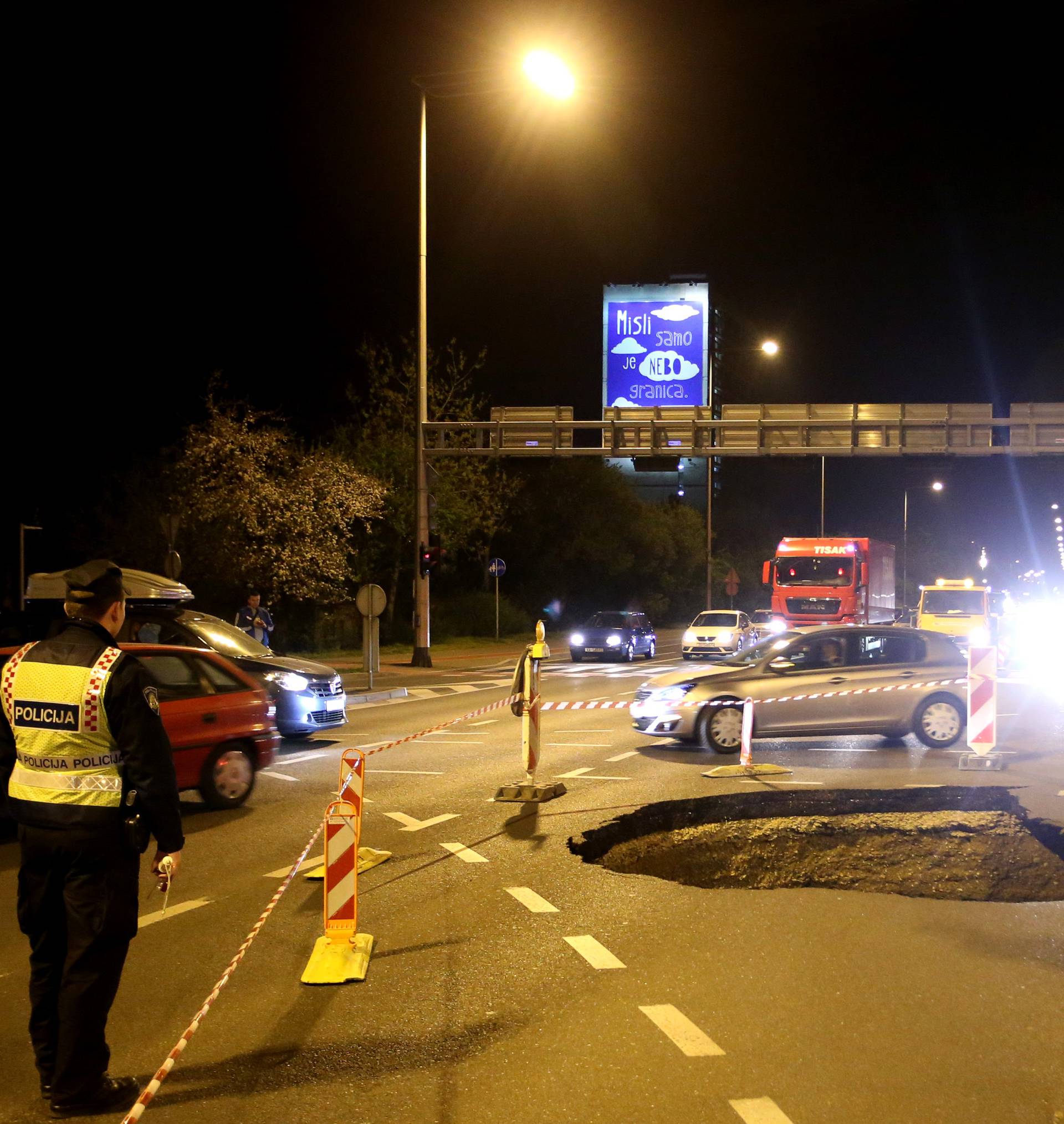 Urušilo se tlo usred raskrižja u Zagrebu, ostala ogromna rupa