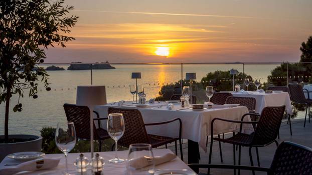 FOTO Hotel u Dubrovniku ima koktel bar u stijeni nad morem!