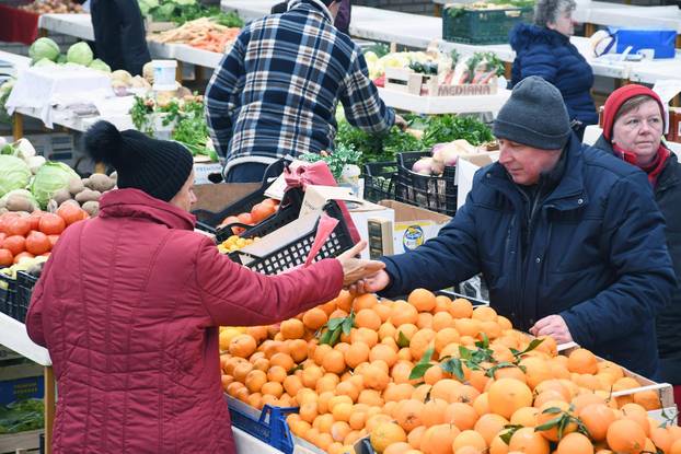 Bogata ponuda na gradskoj tržnici u Sisku