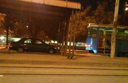 Dvojica u autu zabunom ušla na okretište tramvaja 
