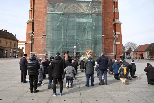 Dok u Osijeku jedni mole, drugi pak redovito u prosvjedu