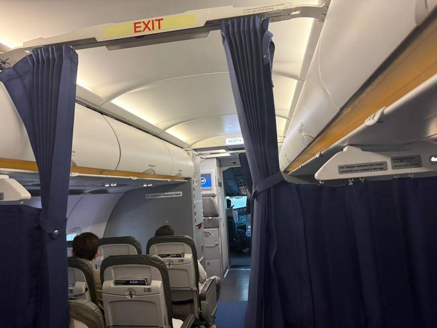 FOTO Putnici iz Zagreba satima zatočeni u avionu u Beču: 'Pilot nam je rekao da nestaje goriva'