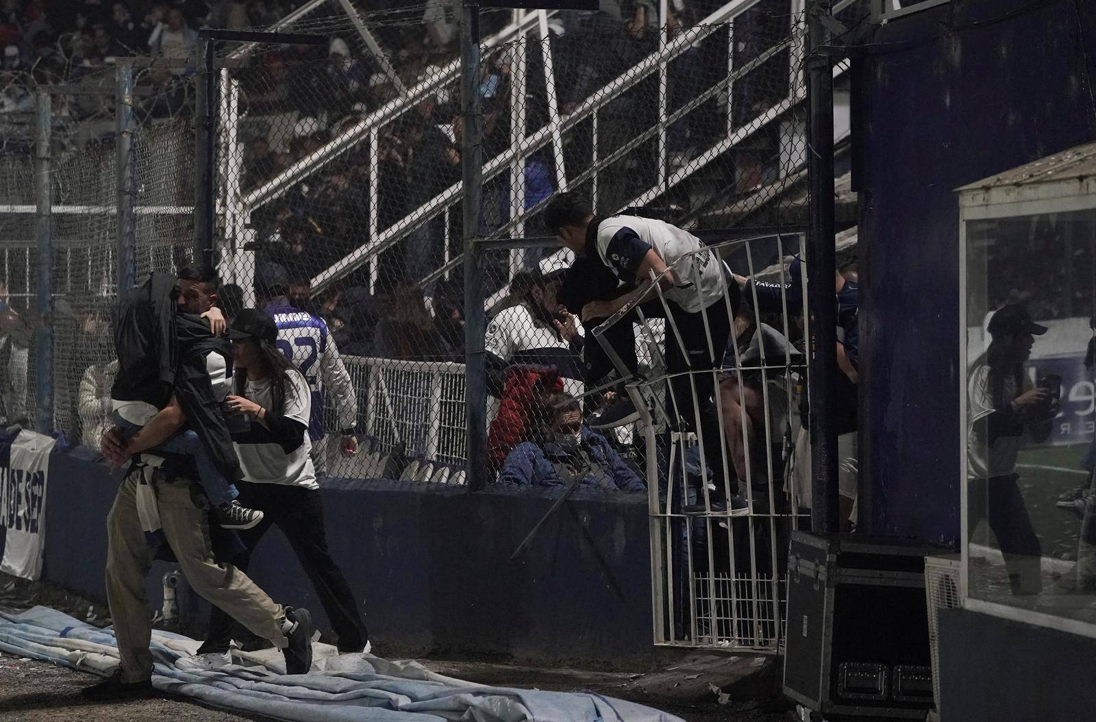 Argentinian league match suspended due to incidents outside the stadium