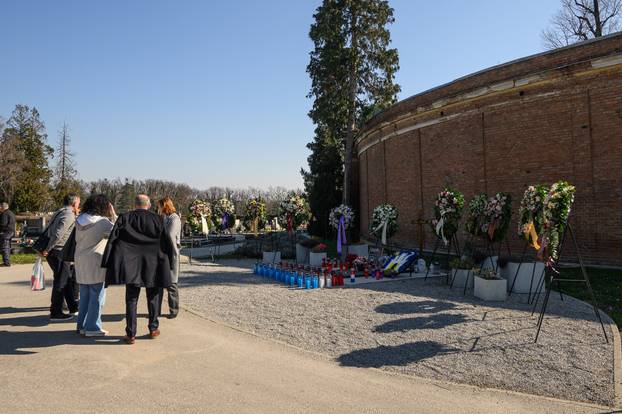 Zagrepčani posjećuju grob Milana Bandića na petu obljetnicu smrti 