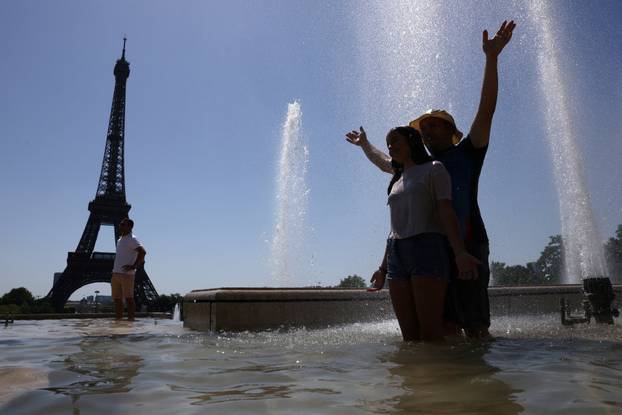 Early heatwave hits France
