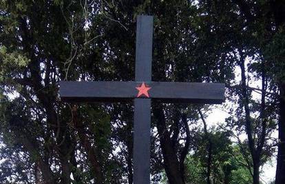 Na križ je zalijepio zvijezdu: "Pokojnici su bili komunisti"