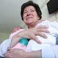 Rodila je blizanke sa 64 godine: Oduzeli su joj mališane 'jer nije sposobna brinuti o njima'