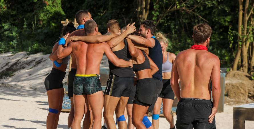 Plavi tim u 'Survivoru' napokon osvojio hranu, a Katia i Jakob punog želuca zaspali zagrljeni