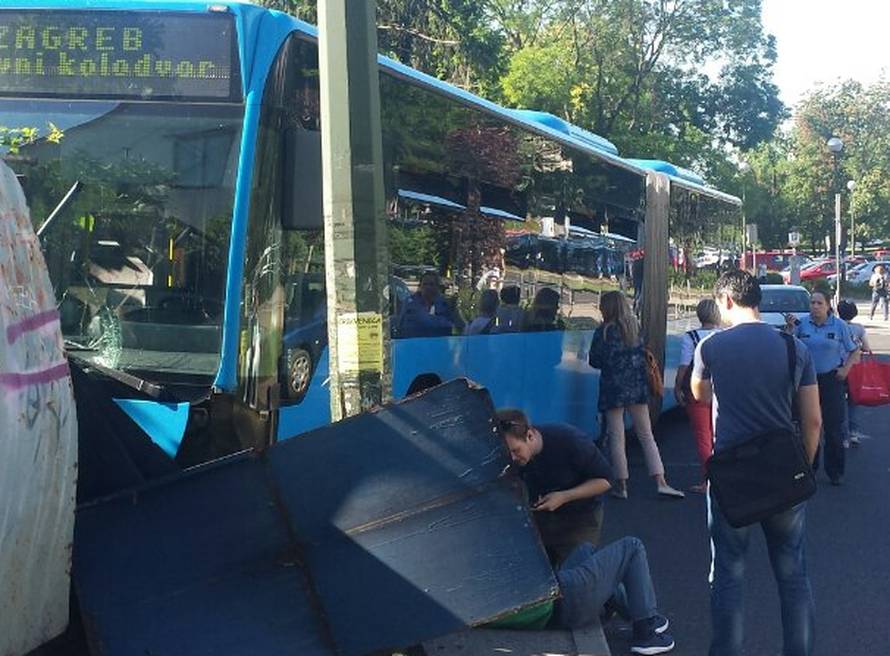 ZET-ov bus zabio se u ogradu: Četvero ljudi završilo u bolnici