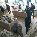 VIDEO Lopovi upali u zlatarnicu usred nereda u Francuskoj. Vlasnica sve to u&zcaron;ivo gledala