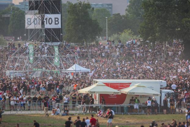 Zagreb: Obožavatelji zauzimaju mjesta unutar Hipodroma uoči početka koncerta