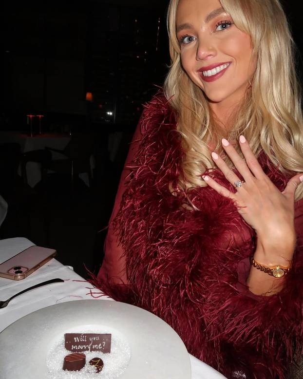 FOTO U 2025. planira spavati s 1000 frajera. Sad se zaručila: On mi je podrška, cilj ostaje isti!