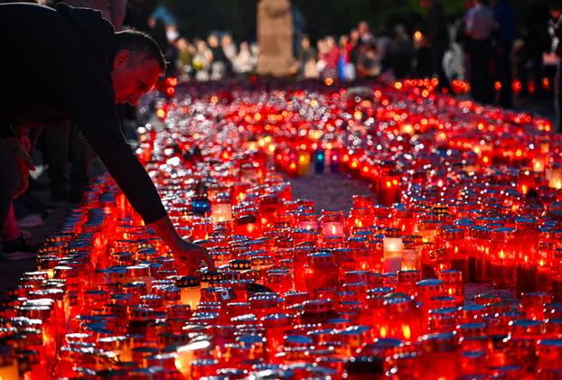 Paljenje svijeća na gradskom groblju Mirogoj