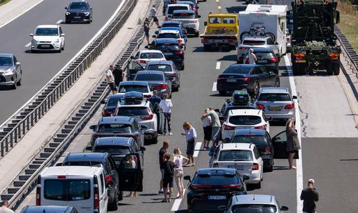 FOTO Nesreće u tunelu Breznik i Plasini na A1: Stvorile se velike kolone, napravili i hitni koridor