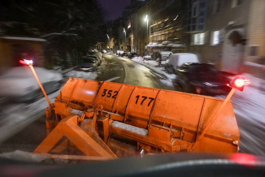 Reporta&zcaron;a s ralicom Zimske slu&zcaron;be - Zagreba&ccaron;kih cesta iz centra grada