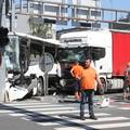 FOTO Vozač autobusa (70) jurio kroz crveno pa se zabio u stup i kamion: Više je ozlijeđenih...