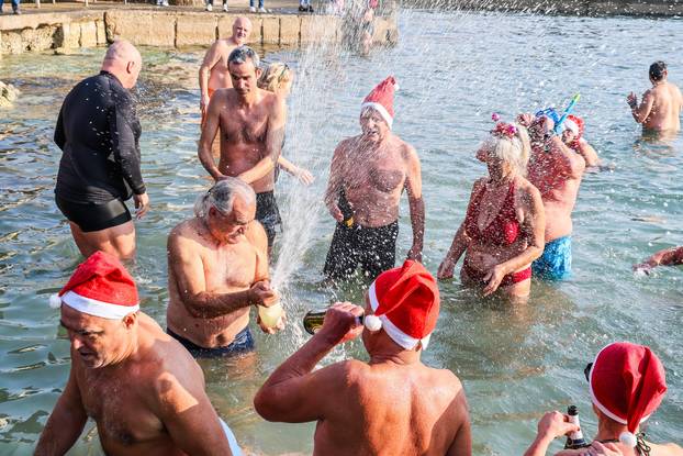 Tradicionalno novogodišnje kupanje uz šampanjac na pulskom Mornaru