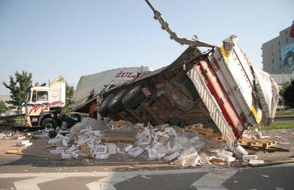 Zagreb: Prevrnuo se kamion i blokirao 4 trake 