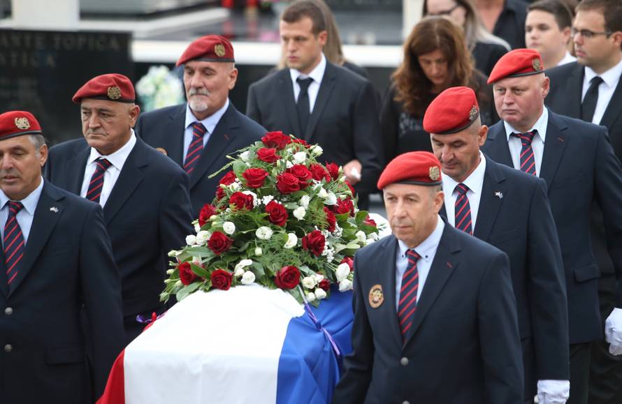 Imotska krajina oprostila se od svoga komodora Ivice Tolića