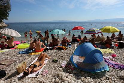 Rijeka: Gradske plaže na Pećinama pune su kupača